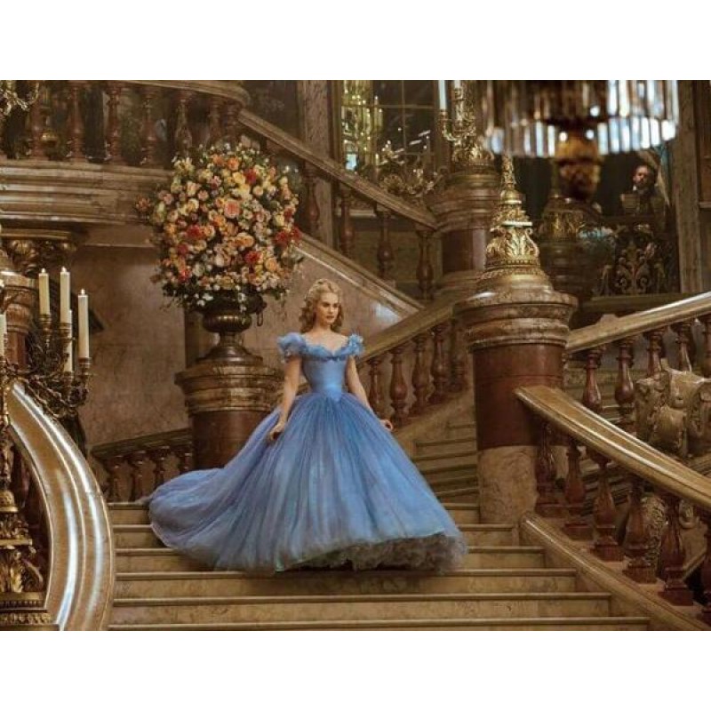 Stunning Lady Walkin...